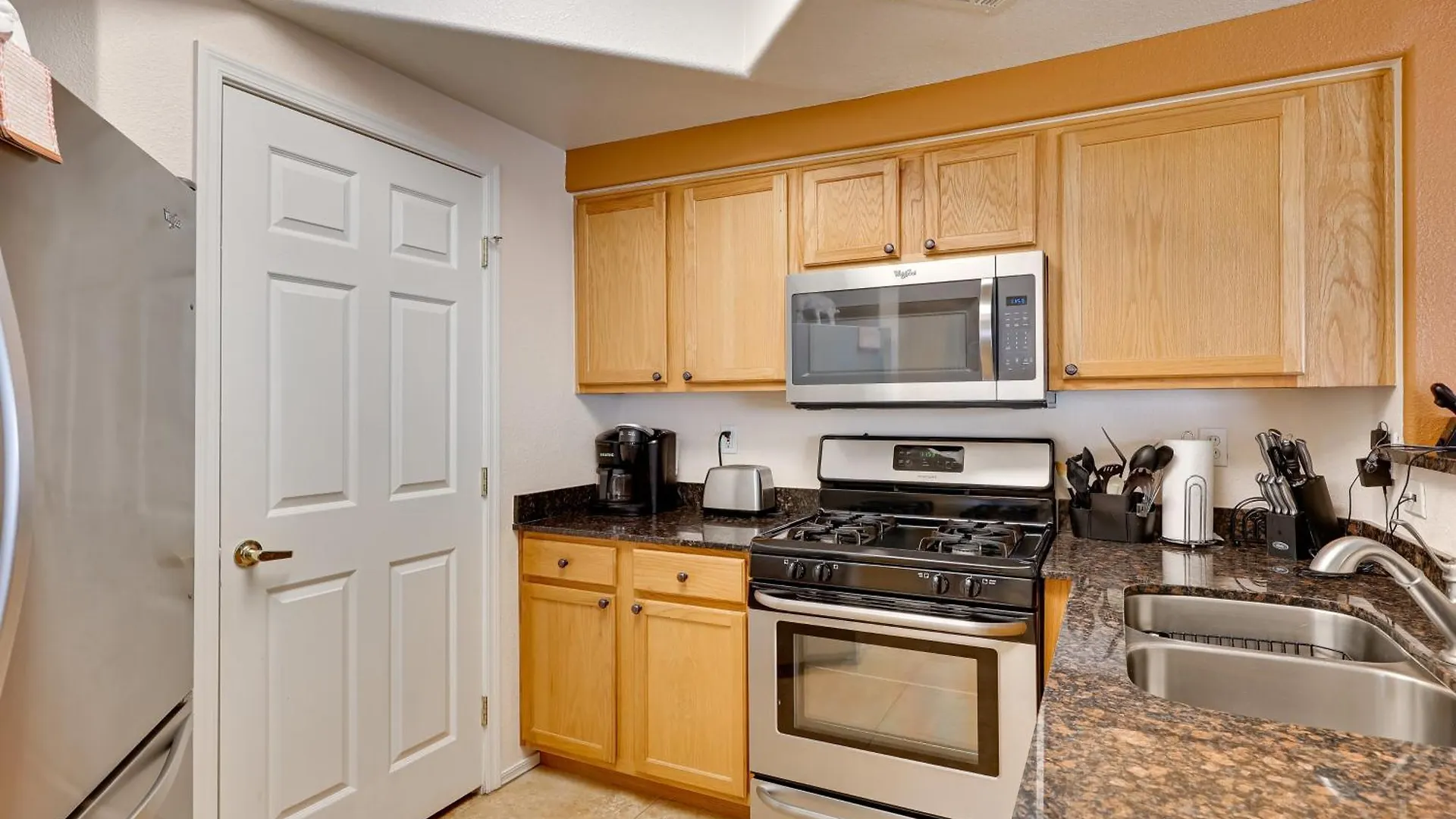 Sunny First-Floor Phoenix Condo With Community Pool